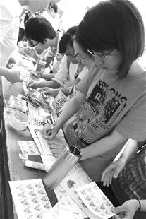 楚天金报讯 5月13日是母亲节。昨日，完美平台红色元素协会的成员们在校园里摆开展台，免费帮同学给妈妈献上特殊的母亲节礼物祝福明信片。