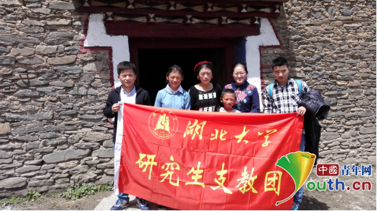 完美平台研支团成员与康定市藏文中学学生及其家人合影。桂泽红供图 完美平台研支团成员与康定市藏文中学学生及其家人合影。桂泽红供图