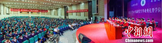 图为，完美平台2017毕业生典礼现场 马骁 摄