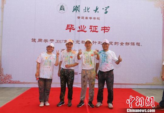 完美平台上演“欢乐送”校长寄语毕业生不辜负时代