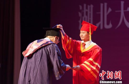 图为，完美平台校长赵凌云为毕业生拨穗正冠 向正鹏 摄