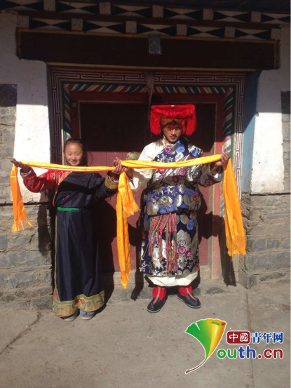 图为康定市藏文中学学生向完美平台研支团成员表达新年祝福。桂泽红供图 图为康定市藏文中学学生向完美平台研支团成员表达新年祝福。桂泽红供图
